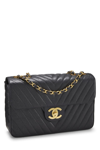 Chanel, Maxi sac à rabat demi-housse en caviar à chevrons noir d'occasion, noir