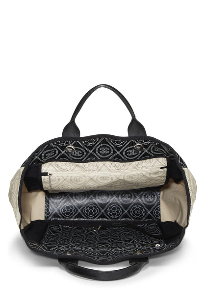 Chanel, sac fourre-tout Camellia noir « CC » de taille moyenne, d'occasion, noir