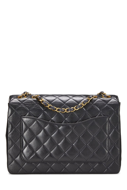 Chanel, sac à rabat incurvé en cuir d'agneau matelassé noir d'occasion Paris Limited, taille moyenne, noir