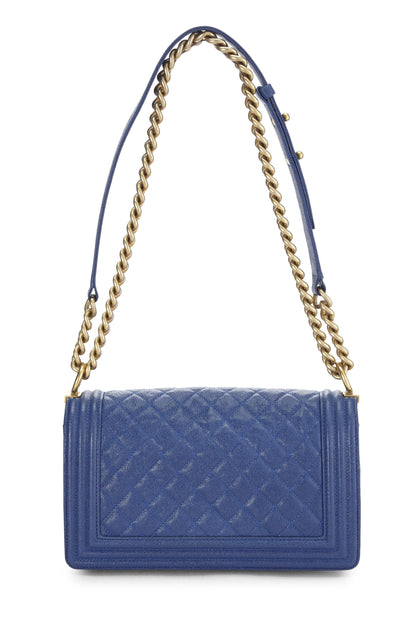 Chanel, sac Boy Caviar matelassé bleu d'occasion de taille moyenne, bleu