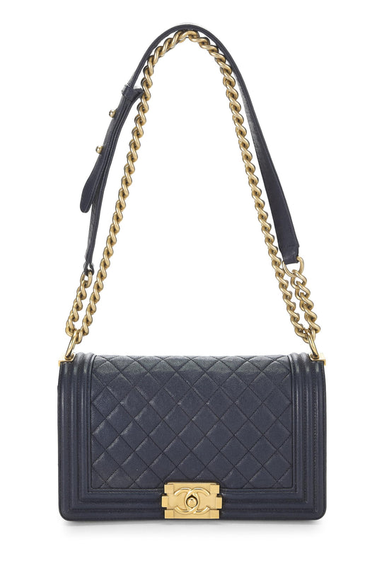 Chanel, sac Boy Caviar matelassé bleu marine de taille moyenne, d'occasion