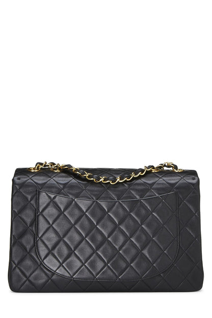 Chanel, Maxi sac à rabat demi-longueur en cuir d'agneau matelassé noir d'occasion, noir