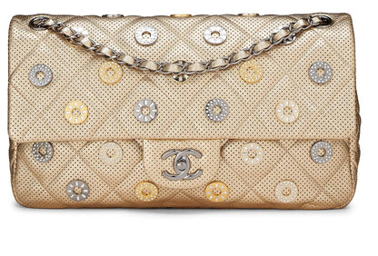 Chanel, Pre-Loved Paris-Dubai Medallas Jumbo de cuero perforado dorado con solapa, dorado