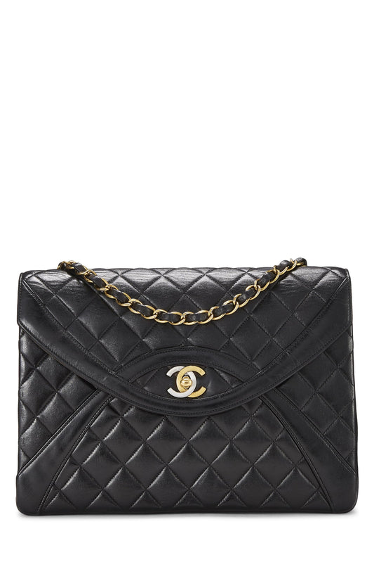 Chanel, Solapa limitada Paris Limited de piel de cordero acolchada negra Pre-Loved mediana, Negro