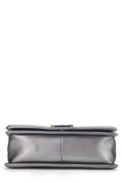 Chanel, sac Boy en cuir de veau embossé Silver Cube Medium d'occasion, argent