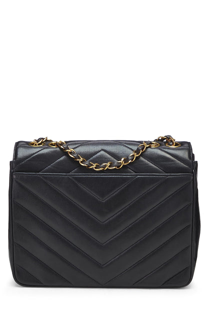 Chanel, Sobre pequeño con solapa de piel de cordero con chevron negro Pre-Loved, Negro