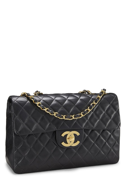 Chanel, Maxi sac à rabat demi-longueur en cuir d'agneau matelassé noir d'occasion, noir