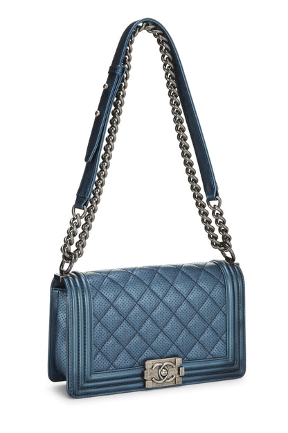 Chanel, sac Boy Medium perforé bleu marine irisé d'occasion, bleu marine