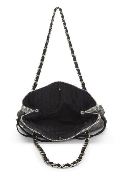 Chanel, sac fourre-tout Bon Bon « CC » en denim noir de taille moyenne, d'occasion, noir