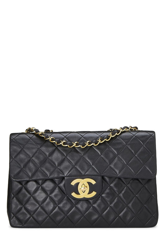 Chanel, Maxi sac à rabat demi-longueur en cuir d'agneau matelassé noir d'occasion, noir