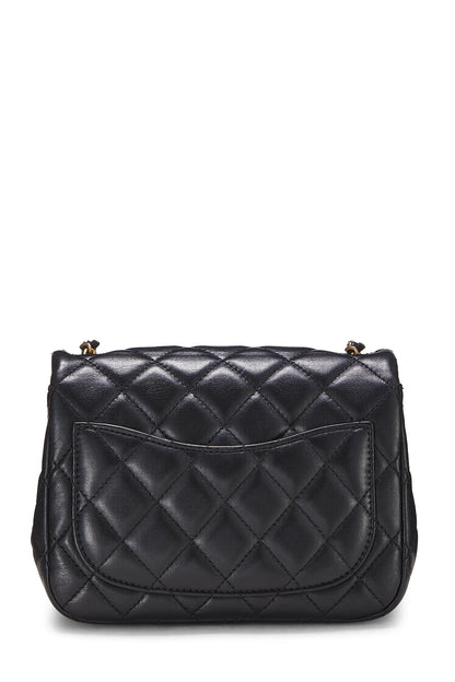 Chanel, Mini Mini con solapa cuadrada Romance acolchada de piel de cordero negra Pre-Loved, Negro