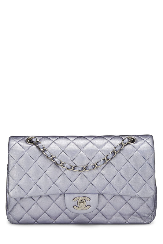 Chanel, sac à main classique à double rabat en cuir d'agneau matelassé violet métallisé d'occasion, taille M, violet