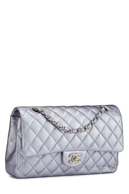 Chanel, sac à main classique à double rabat en cuir d'agneau matelassé violet métallisé d'occasion, taille M, violet