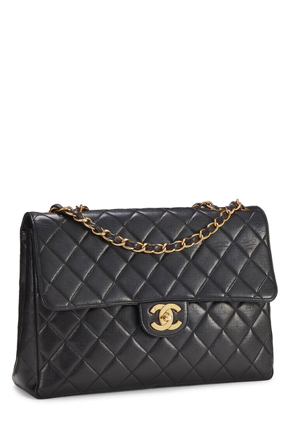 Chanel, Jumbo con media solapa acolchada de piel de cordero negra Pre-Loved, Negro