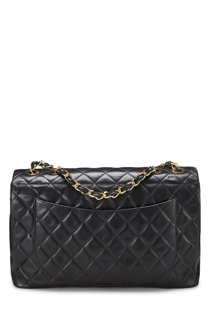 Chanel, Maxi sac à rabat demi-longueur en cuir d'agneau matelassé noir d'occasion, noir