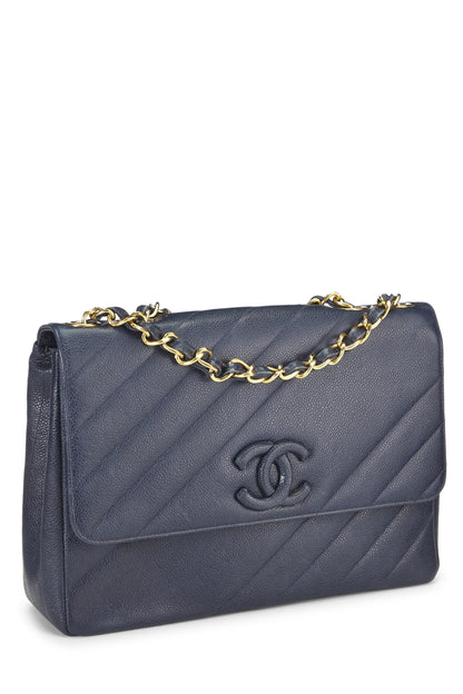 Chanel, Bolso de hombro Jumbo acolchado en diagonal de caviar azul marino Pre-Loved, Azul marino