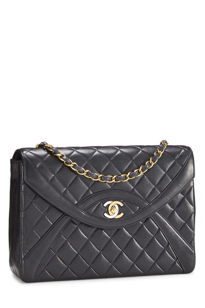 Chanel, Solapa curva limitada Paris Limited de piel de cordero acolchada negra Pre-Loved Mediana, Negro