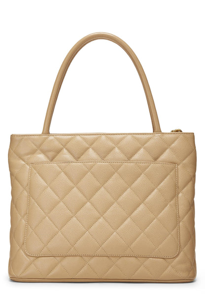 Chanel, sac fourre-tout matelassé à médaillon en caviar beige d'occasion, beige