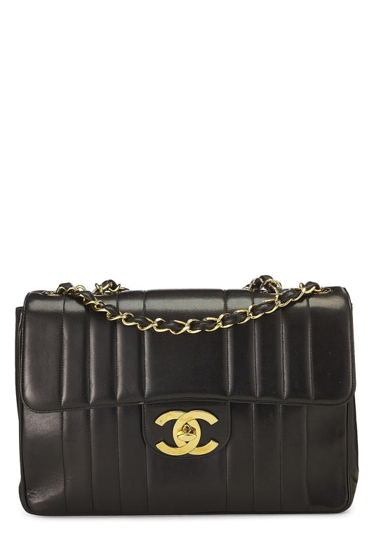 Chanel, Jumbo con media solapa vertical de piel de cordero negra Pre-Loved, Negro