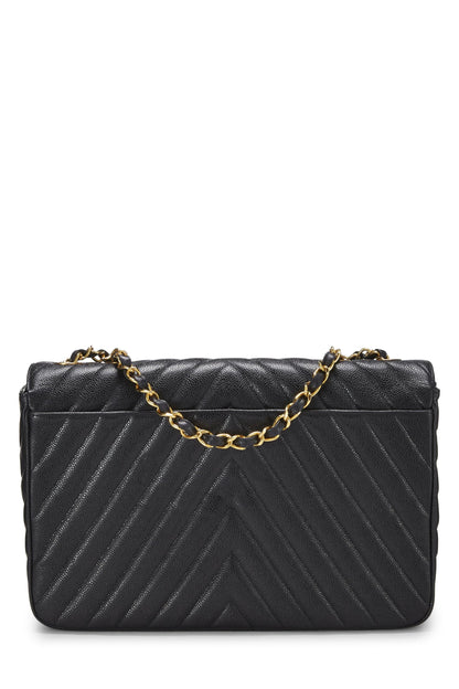 Chanel, Maxi sac à rabat demi-housse en caviar à chevrons noir d'occasion, noir