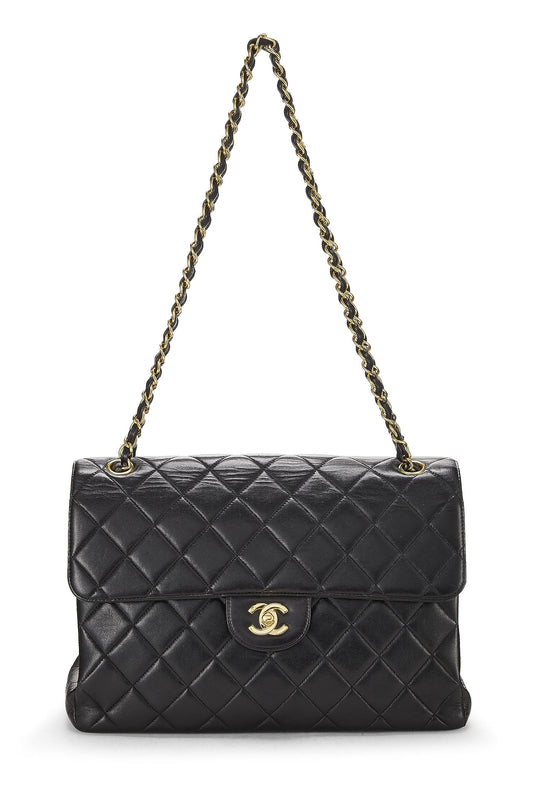 Chanel, Jumbo con solapa clásica de doble cara acolchada de piel de cordero negra Pre-Loved, Negro