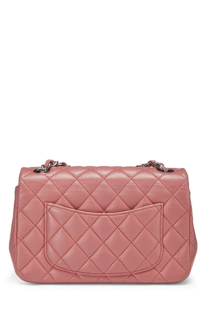 Chanel, Mini sac à rabat rectangulaire en cuir d'agneau matelassé rose d'occasion, rose