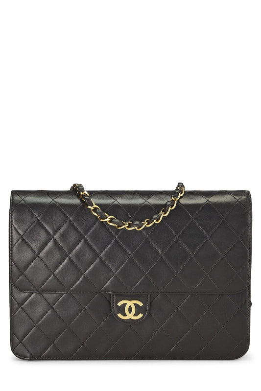 Chanel, sac à rabat matelassé en cuir d'agneau noir de taille moyenne, d'occasion, noir