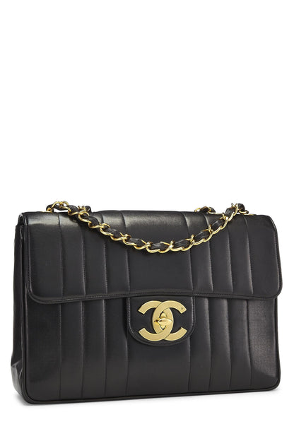 Chanel, Jumbo, sac à rabat vertical en cuir d'agneau noir d'occasion, noir