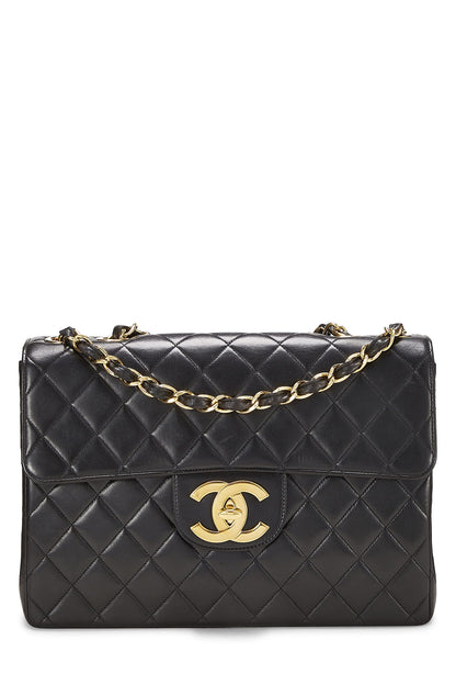 Chanel, Jumbo con media solapa acolchada de piel de cordero negra Pre-Loved, Negro