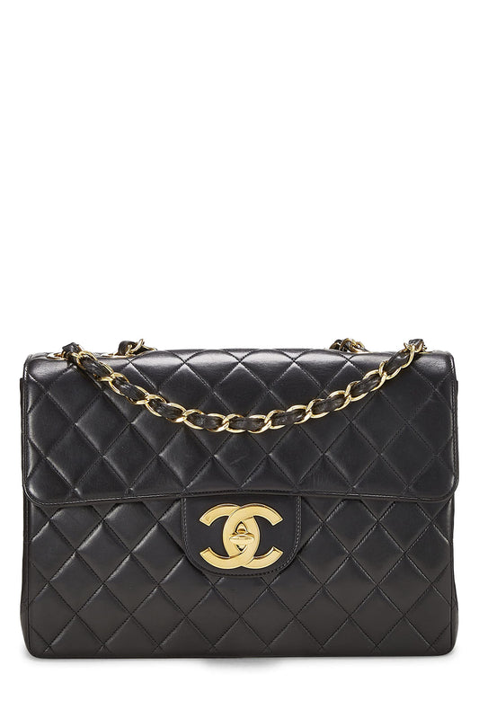 Chanel, Jumbo con media solapa acolchada de piel de cordero negra Pre-Loved, Negro