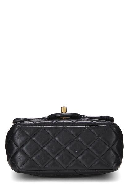 Chanel, Mini Mini con solapa cuadrada Romance acolchada de piel de cordero negra Pre-Loved, Negro