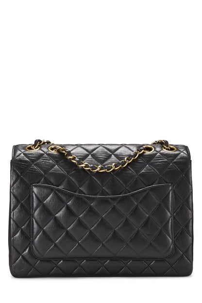 Chanel, Solapa limitada Paris Limited de piel de cordero acolchada negra Pre-Loved mediana, Negro