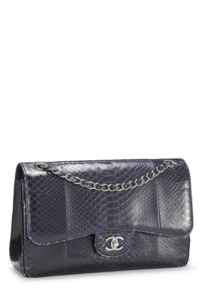 Chanel, sac à main jumbo à double rabat New Classic en python bleu marine d'occasion, bleu marine