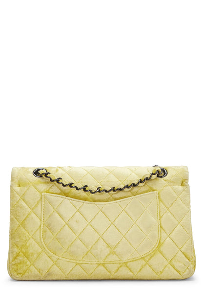 Chanel, Petit sac à rabat classique en velours matelassé jaune d'occasion, jaune