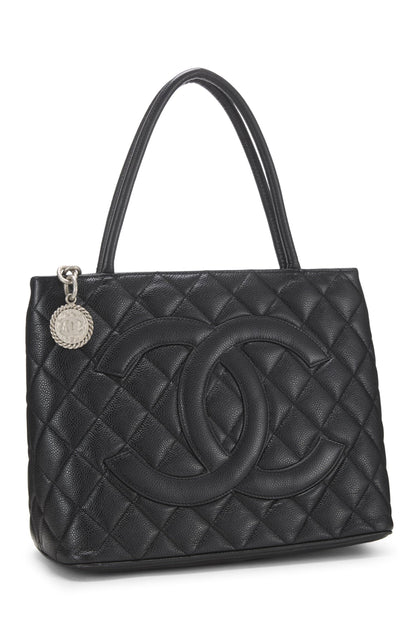 Chanel, sac fourre-tout matelassé noir à médaillon en caviar d'occasion, noir