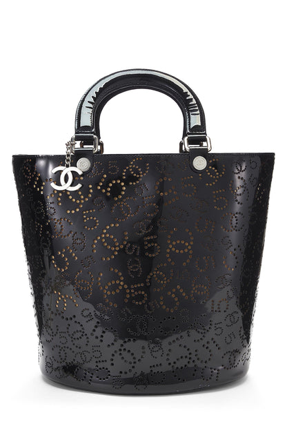 Chanel, sac fourre-tout vertical en cuir verni perforé noir d'occasion, noir