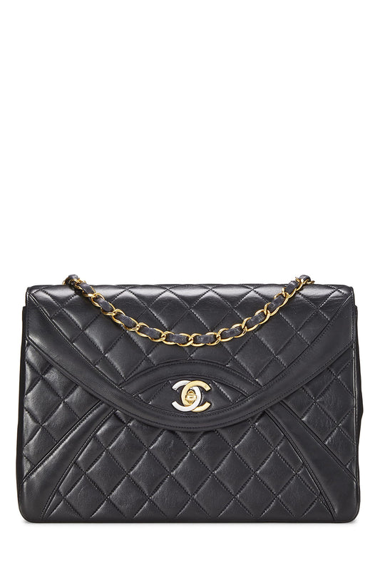 Chanel, sac à rabat incurvé en cuir d'agneau matelassé noir d'occasion Paris Limited, taille moyenne, noir