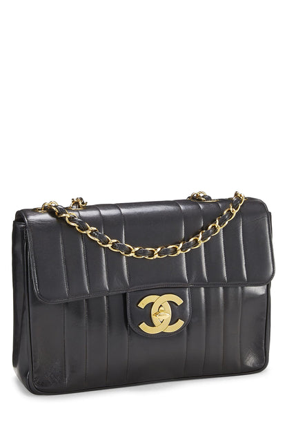 Chanel, Jumbo con media solapa vertical de piel de cordero negra Pre-Loved, Negro