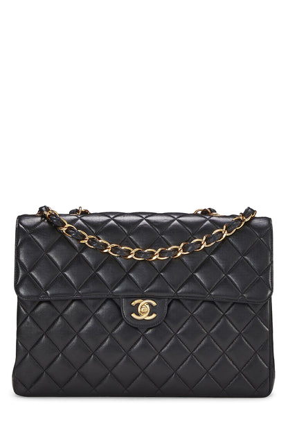 Chanel, Jumbo con media solapa acolchada de piel de cordero negra Pre-Loved, Negro