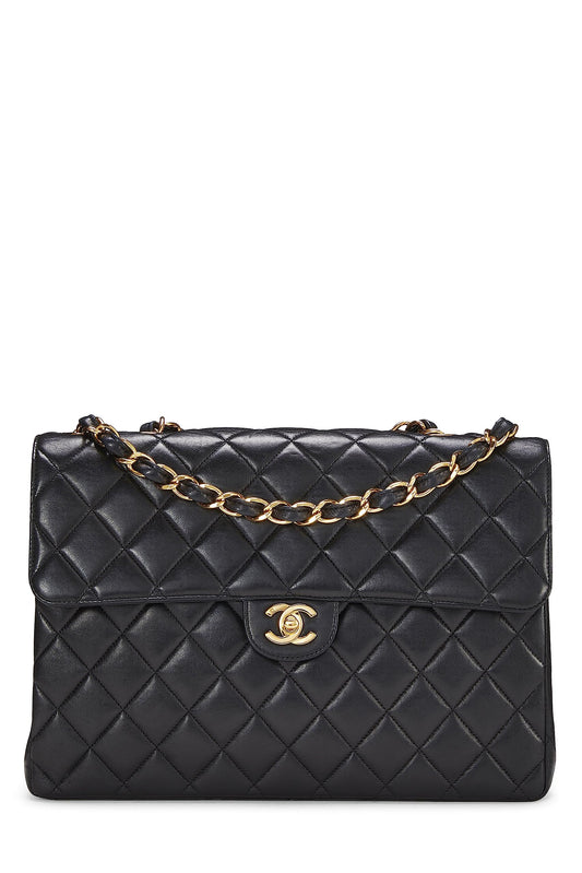 Chanel, Jumbo demi-rabat en cuir d'agneau matelassé noir d'occasion, noir