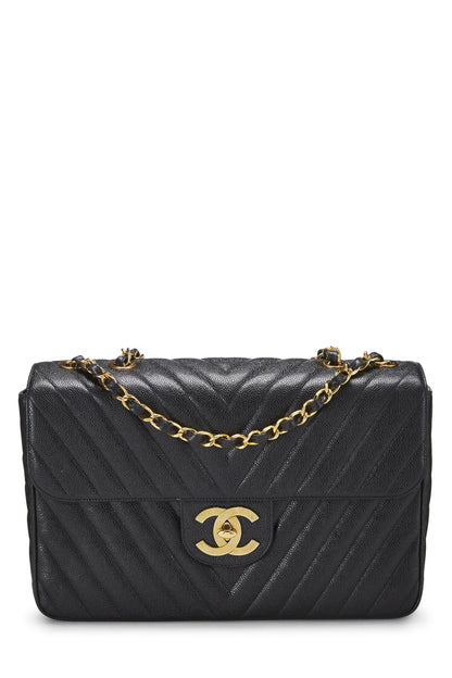 Chanel, Maxi sac à rabat demi-housse en caviar à chevrons noir d'occasion, noir