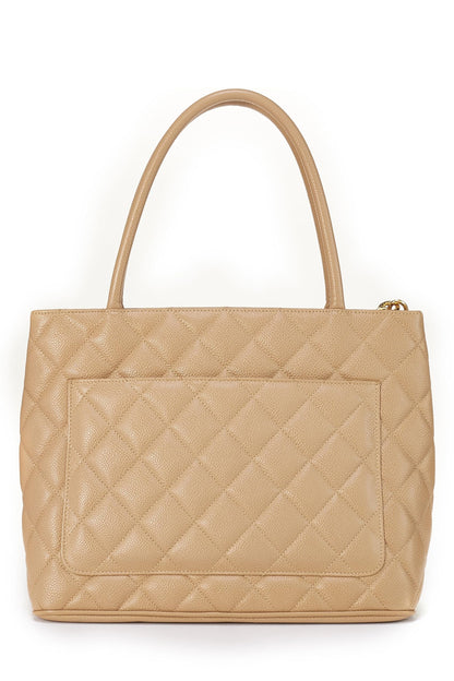 Chanel, sac fourre-tout matelassé à médaillon en caviar beige d'occasion, beige