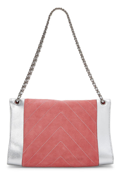 Chanel, sac à rabat Chevron Medium en daim rose et cuir argenté d'occasion, rose