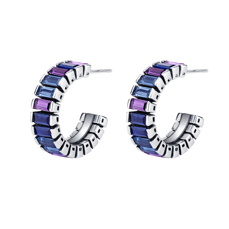 The Design Of The Ear Studs Was Retro And Colorful