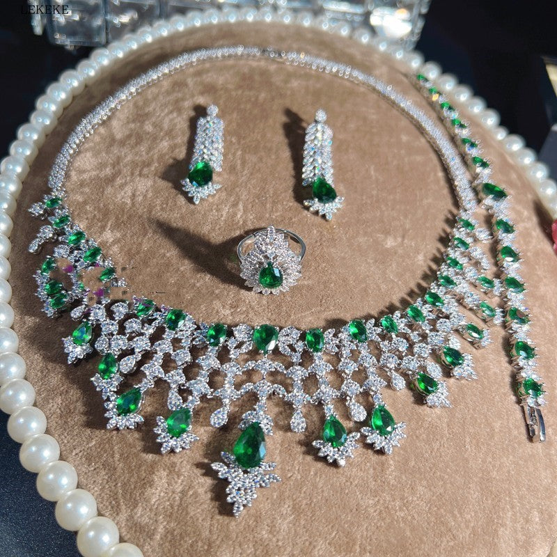 Ensemble de quatre pièces collier, boucles d'oreilles, bague et bracelet en zircon vert