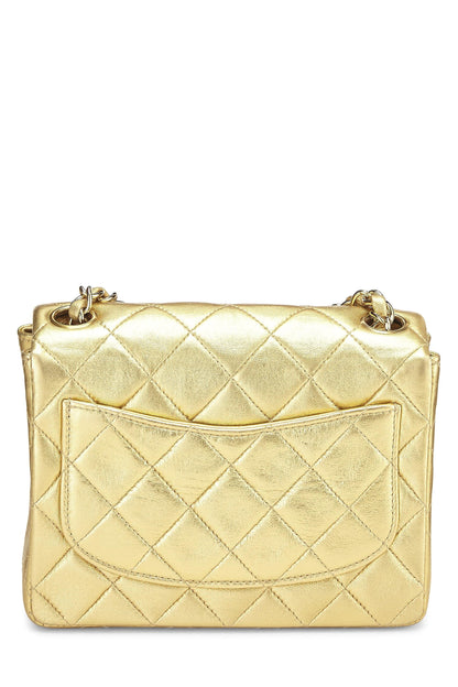 Chanel, Bolso cuadrado con solapa y piel de cordero acolchada en oro Pre-Loved, Dorado