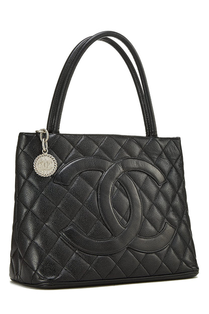 Chanel, Bolso tote con medallón de caviar acolchado negro Pre-Loved, Negro