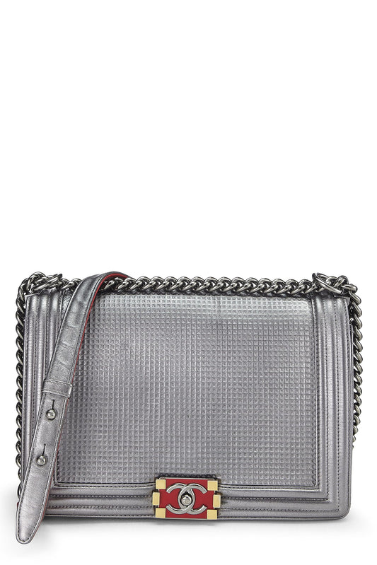 Chanel, sac Boy en cuir de veau embossé Silver Cube Medium d'occasion, argent