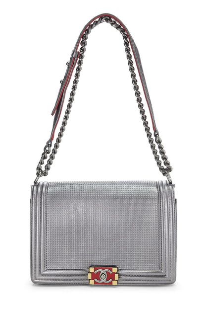 Chanel, sac Boy en cuir de veau embossé Silver Cube Medium d'occasion, argent