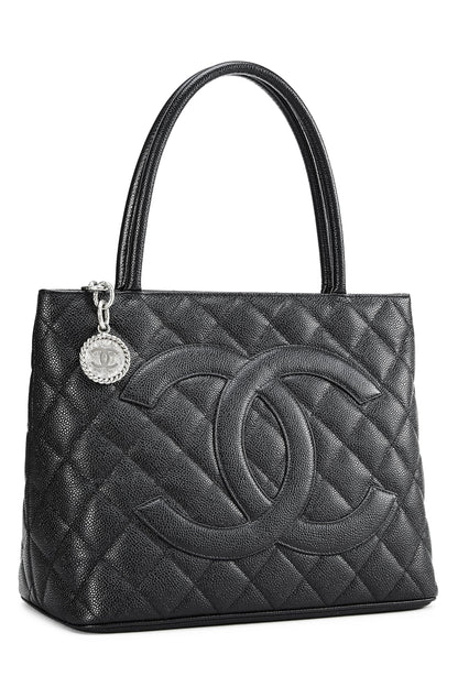 Chanel, sac fourre-tout matelassé noir à médaillon en caviar d'occasion, noir